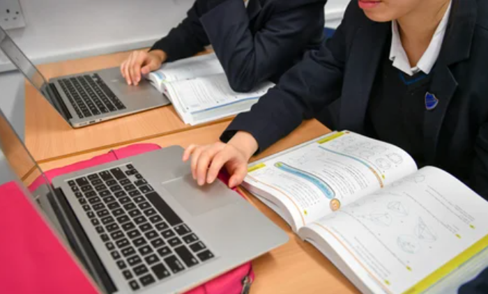 How UK Students are Using AI-Human Hybrid Support to Navigate 2026 Academic Standards